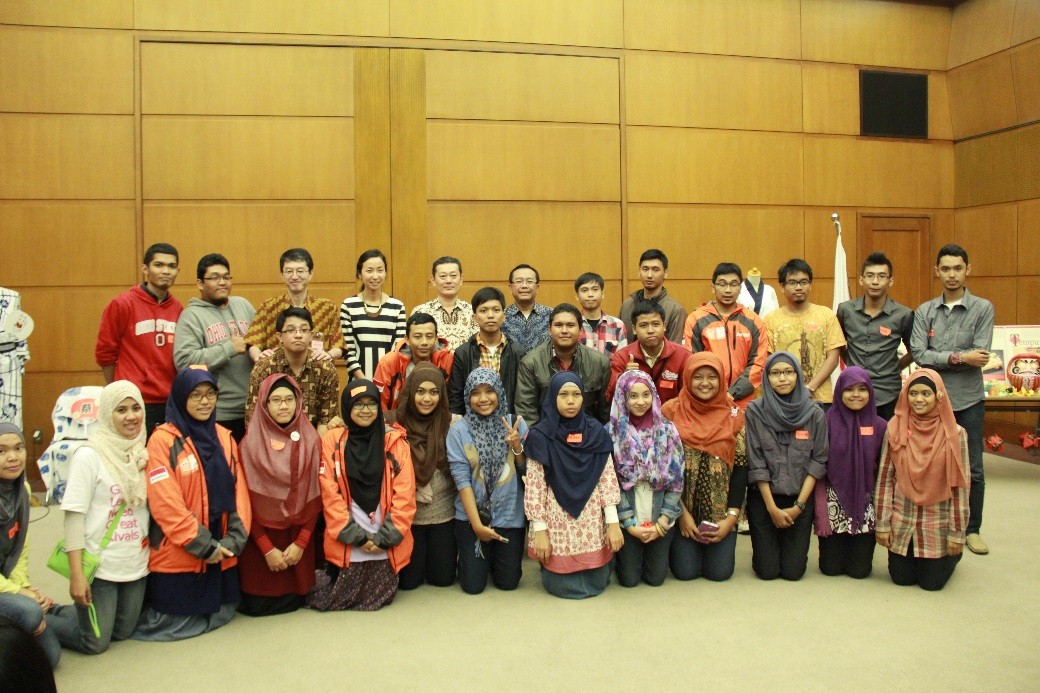 Sesi foto kelompok D sebelum berangkat di Kedutaan Besar Jepang untuk Indonesia